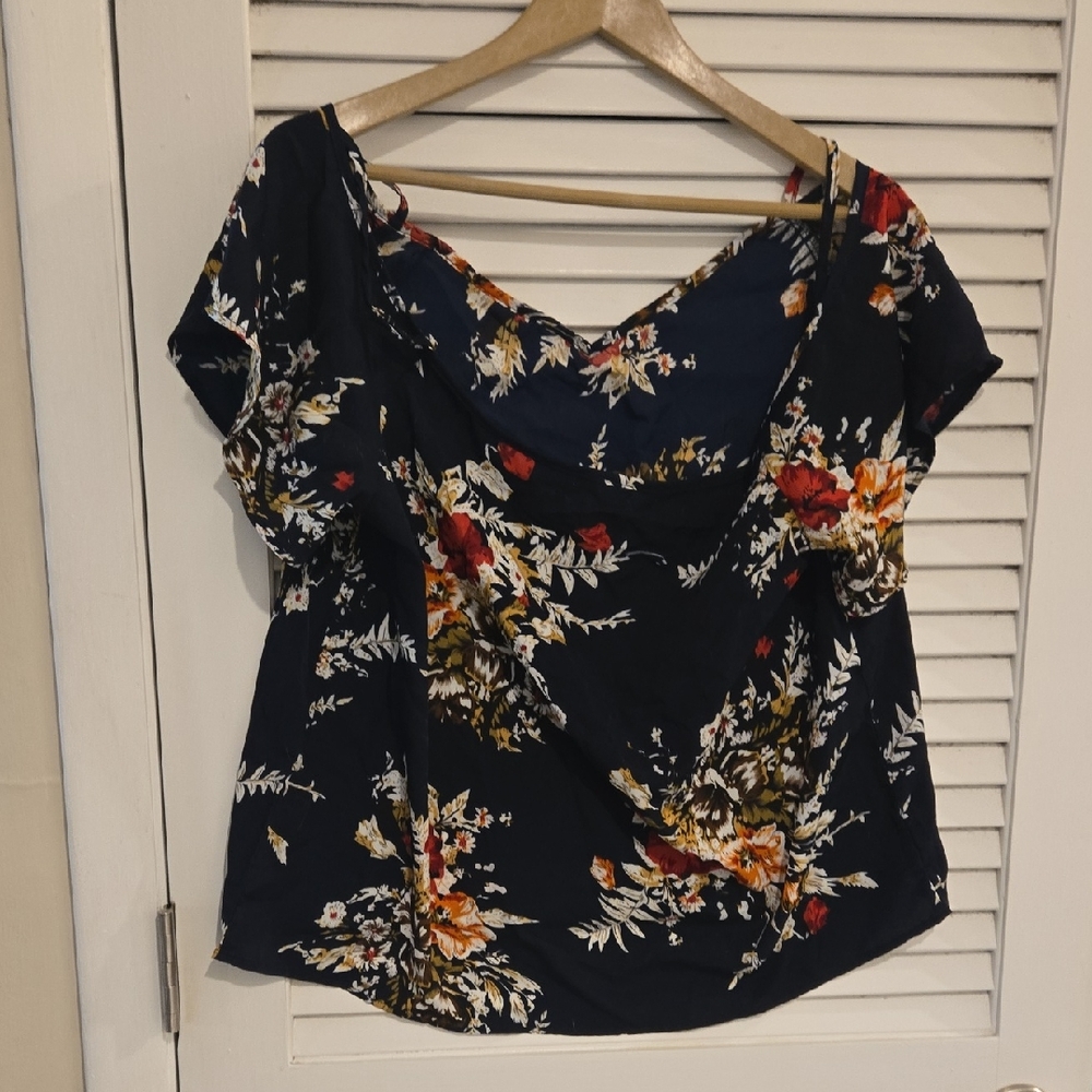 NWOT SHEIN Floral Print Women's cold shoulder Top - Black